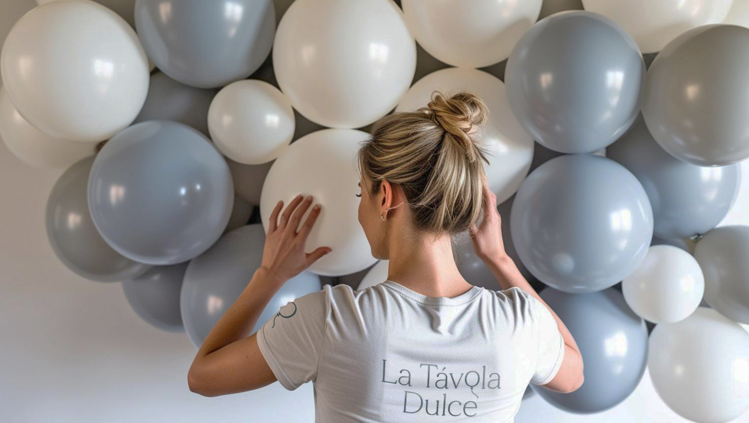 Mockup mujer uniforme La Tavola Dulce